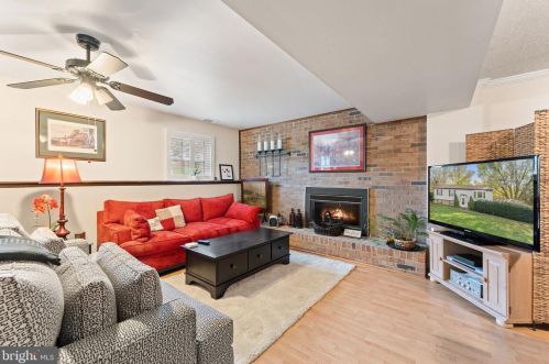 16309 Poplar Hill Rd, Haymarket VA  20169-2101 exterior