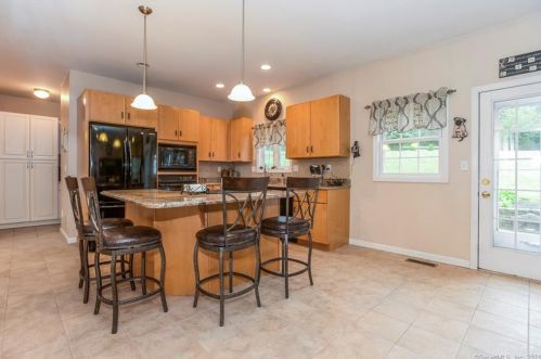 16 Patricks Ct, Wallingford CT  06492-2692 exterior