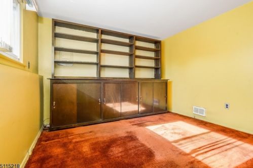 5 Hillside Dr, Clinton NJ 08809-1213 exterior