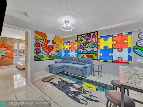 851 11th Ave, Hollywood FL  33019-1121 exterior