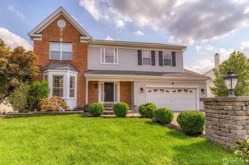 8 Edinburg Ln, East Brunswick, NJ 08816-5243