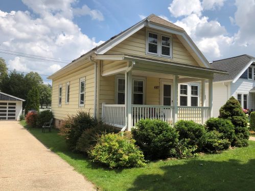 687 Oak Park Ct, Milwaukee, WI 53214-1932