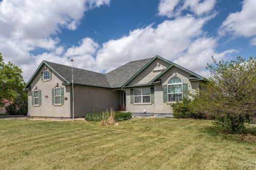 123 Middlecoff Dr, Pueblo, CO 81007-1820