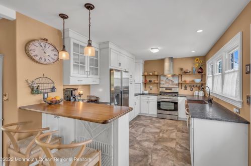 50 Ocean Ave, Monmouth Hills NJ  07732-1410 exterior