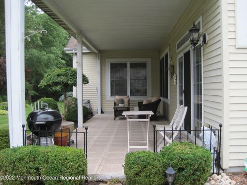 6 Seminole Ct, Jackson Twp NJ  08527-4042 exterior