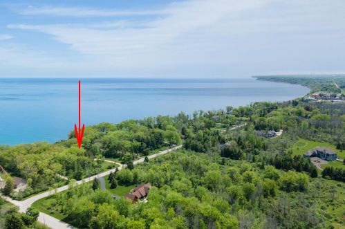 13530 Lakewood Dr, Thiensville WI  53097-2412 exterior