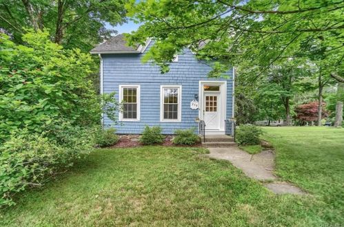 275 Cherry Ln, Airmont, NY 10901-6722