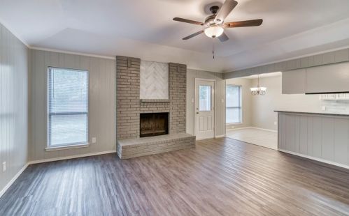 717 Crestview Dr, Burleson TX  76028-5267 exterior