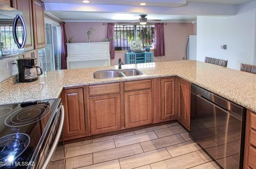 2261 Rainbow Vis Dr, Tucson AZ 85712-2914 exterior