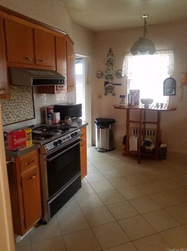 195 Hillcrest Rd, Mount Vernon NY  10552-1508 exterior