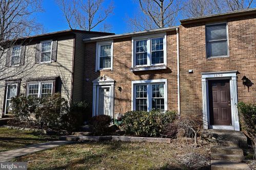 1652 Sierra Woods Dr, Herndon, VA 20194-5606