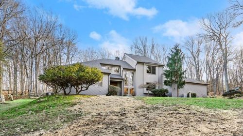 12 Gregory Farm Rd, Bridgeport, CT 06612-2049