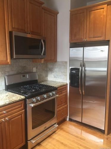 1523 Ohm Ave, Bronx, NY 10465-1111