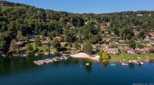 1 Bch Dr, Danbury CT  06812-3425 exterior