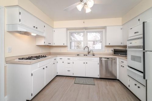 2093 Emerald Ln, Saint Paul MN  55122-2810 exterior