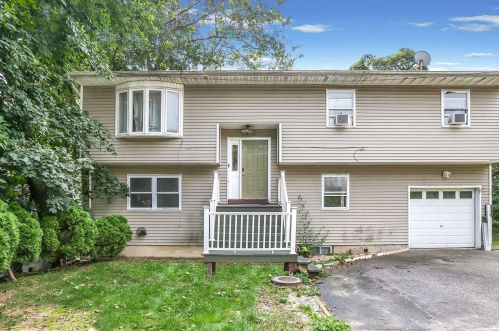 15 Barkers Ln, Huntington Station, NY 11746-3864