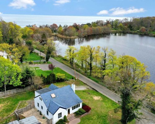 2 Cousins St, Northport, NY 11768-1312