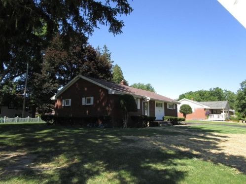 1090 Woodmont Dr, Meadville, PA 16335-2858