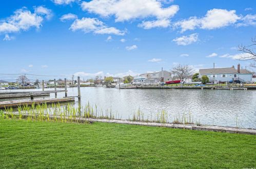 88 Doges Promenade, North Lindenhurst NY  11757-6405 exterior