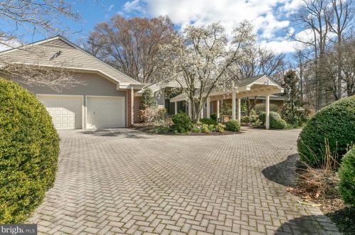 609 Deerfield Pond Ct, Great Falls, VA 22066-2830