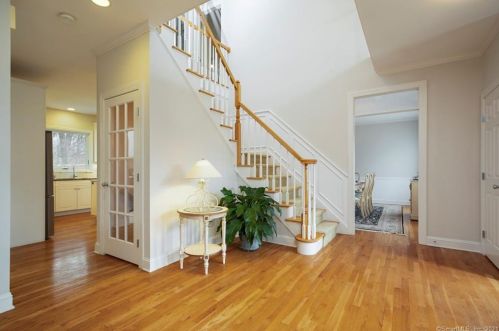 12 Roseview Ct, Bridgeport, CT 06611-2078