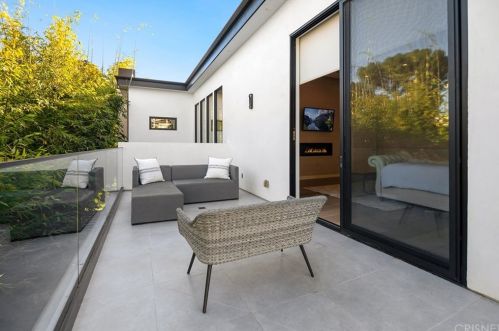 15245 Greenleaf St, Van Nuys CA 91403-4010 exterior