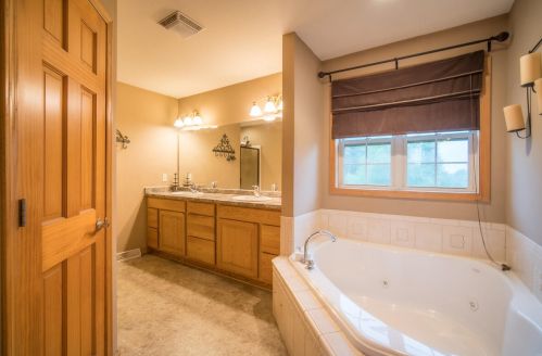 1180 Auburn Rd, West Bend WI  53090-5465 exterior