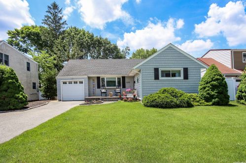 1016 Bellmore Rd, North Bellmore, NY 11710-3717