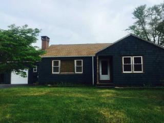 63 Winslow St, East Providence, RI 02915-1725