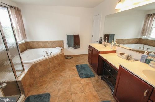 1954 Canyon Creek Rd, Gilbertsville PA  19525-7003 exterior