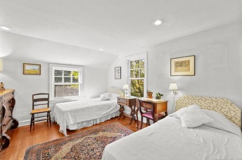 26 Un Ave, Norwalk CT 06851-3733 exterior