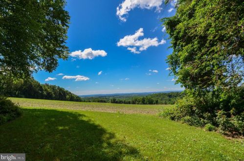 3530 Oak Ridge Dr, Slatington, PA 18080-3245