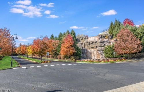 102 Quarry Dr, West Paterson NJ  07424-4255 exterior