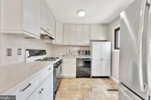 176 Canterbury Ct, East Windsor NJ  08520-5536 exterior