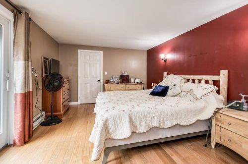 225 Raymond Rd, Deerfield NH  03037-1506 exterior