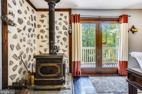 2402 Youngs Dr, Haymarket VA  20169-1532 exterior