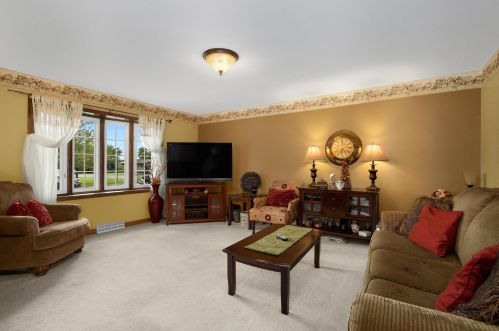 1601 Cliffview Dr, Holmen, WI 54636-9649