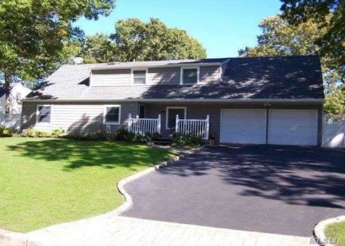 27 Halfcircle Dr, Holbrook, NY 11741-1310