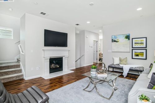 7056 Mariposa Ln, Pleasanton CA  94568-2569 exterior