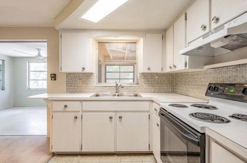 3249 Holiday Lake Dr, Tarpon Springs FL  34691-5013 exterior