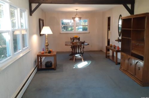 33 Gristmill Dr, San Remo NY  11754-2822 exterior