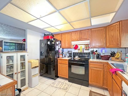 605 25th Ter, Cape Coral, FL 33904-2814