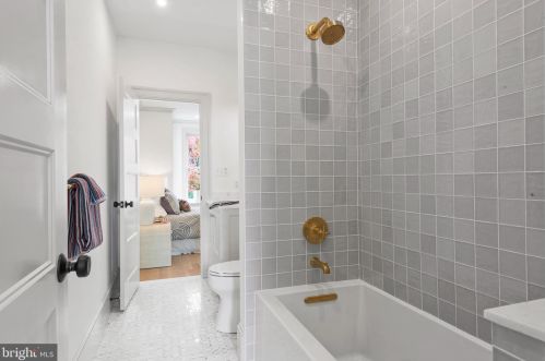 236 11th St, Washington DC  20002-6218 exterior