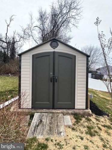 337 Hanby Cir, Boothwyn PA  19061-2319 exterior