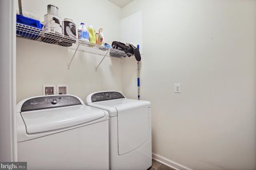 7462 Brunson Cir, Gainesville VA  20155-4910 exterior