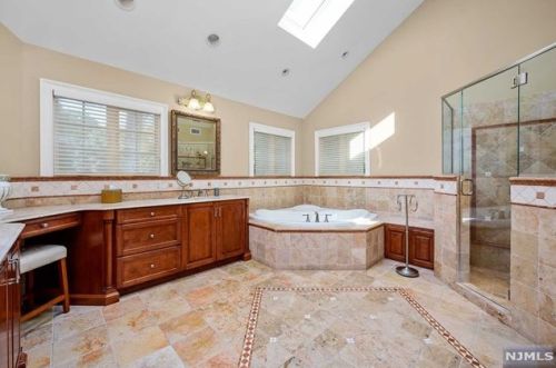 30 Oak Dr, Upper Saddle River NJ  07458-2132 exterior