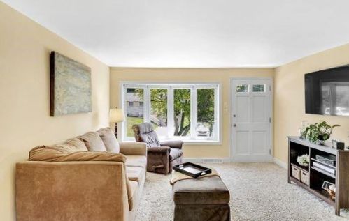 47 Martha Ave, Jeannette, PA 15644-1082