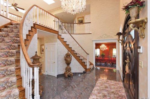 7 Mansion Dr, Westbury, NY 11568-1222