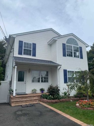 101 Lake Dr, Wheatley Heights, NY 11798-3526