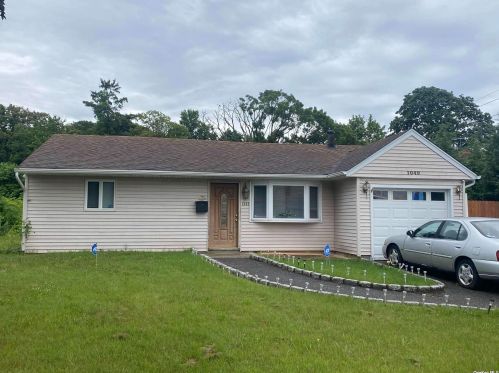 1049 Bay Shore Ave, Bayshore, NY 11706-2705
